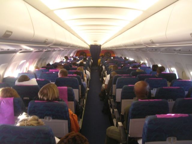 En el avión.