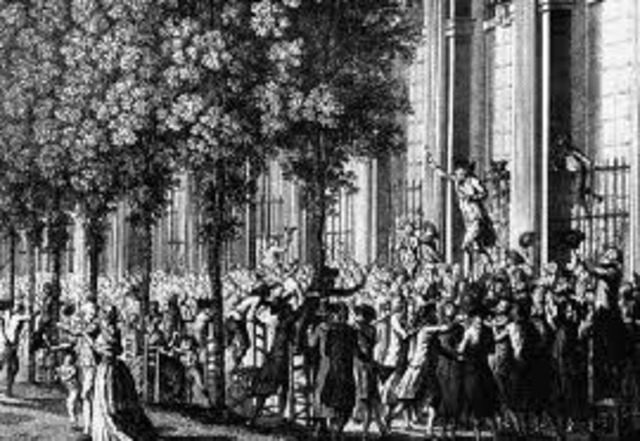 Jacques Necker es destituido como mministro de las finanzas reales. La noticia de su destituición está en el origen de los tumultos del día siguiente en París, azuzados por las arengas de Camille Desmoulins en el Palacio Real de París.