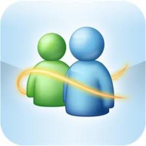 Después vino el messenger, con el que comenzamos a relacionarnos a todas horas con todo el mundo.