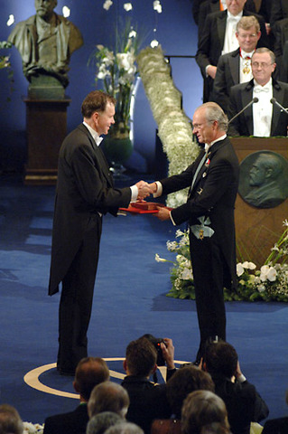 Viene consegnato il Nobel a Marshall