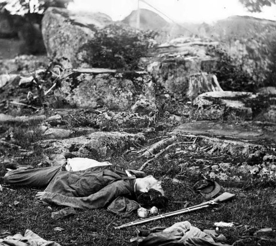 Battle of Gettysburg (Battles of the War) (http://www.sonofthesouth.net/leefoundation/gettysburg/dead-devils-den.htm)