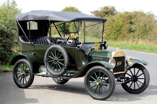 Ford Model T makes automobile usage popular