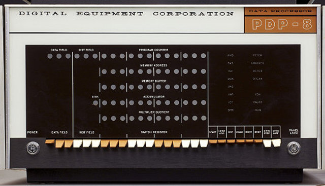 Primeiro minicomputador comercial