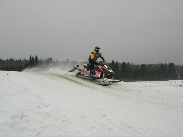 В Омутнинске 23 февраля впервые прошли гонки на снегоходах