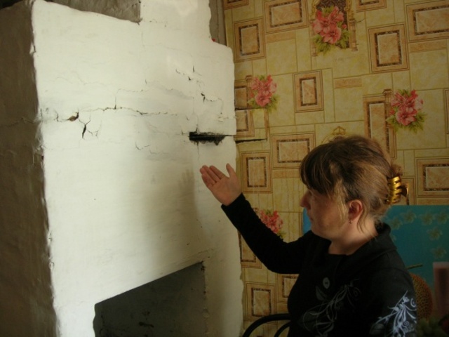 Печь рухнула на хозяйку в аварийном доме по улице Треугольной