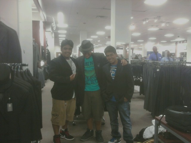 centro comercial con sus amigos