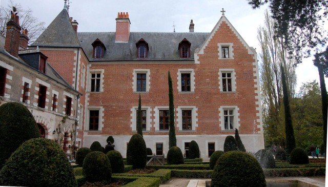 Leonardo moves to France.