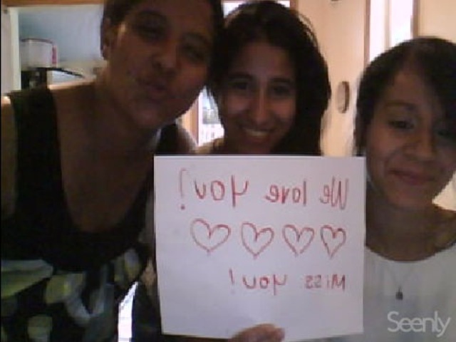 Mi madre, y mi prma ecribimos a mi primo que esta para el army