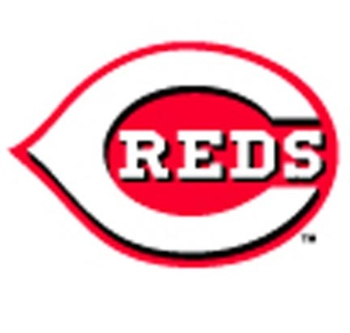 Flood joins the Cincinnati Reds.