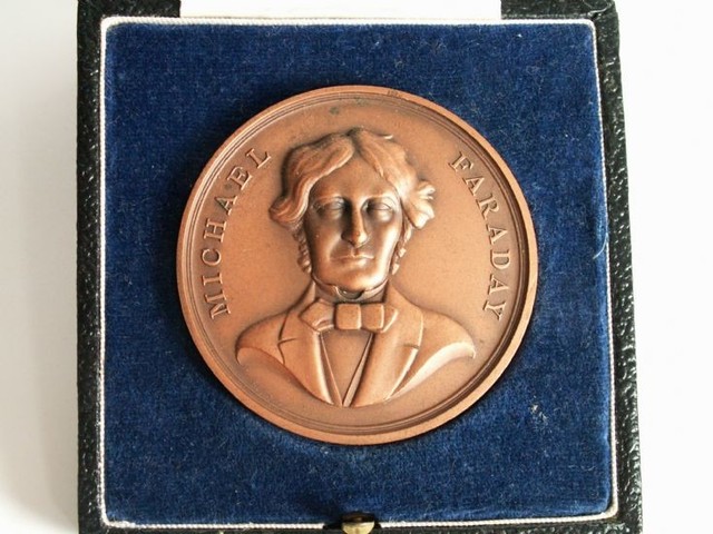 Rep la medalla Faraday