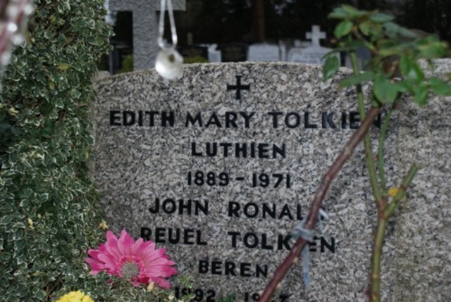 John Ronald Reuel Tolkien dies