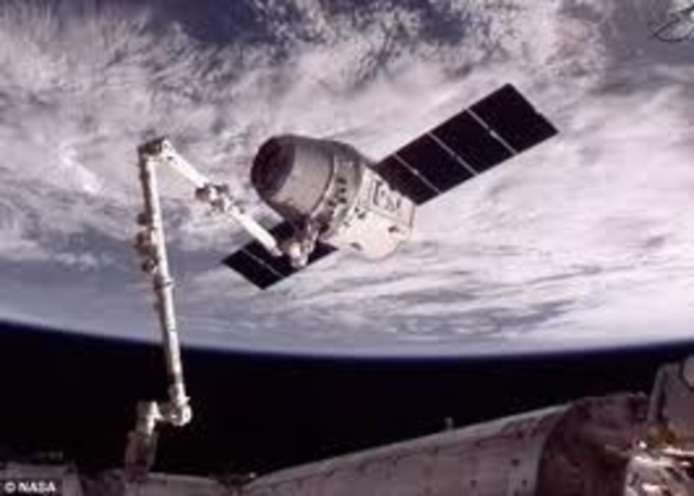 Comercial SpaceX Docks with ISS