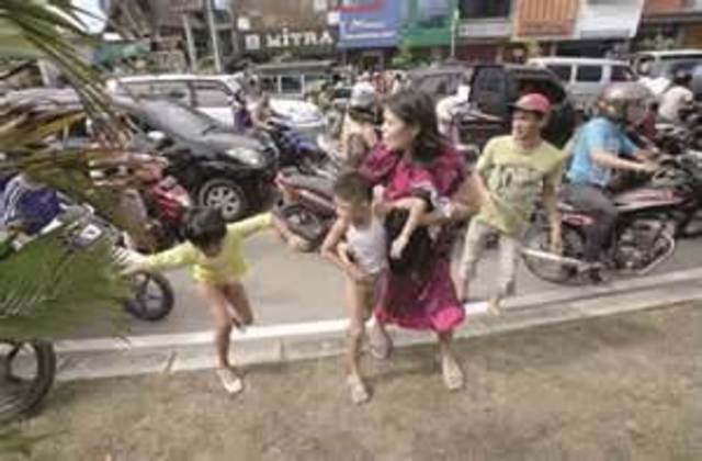 earthquake triggers tsunami warninging in indonesian