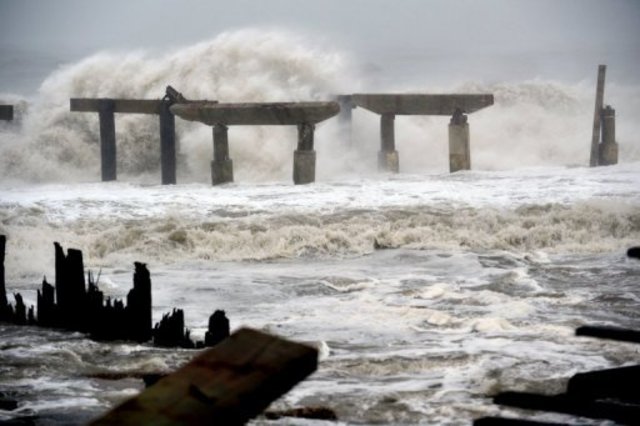 Hurricane Sandy hits U.S. coast
