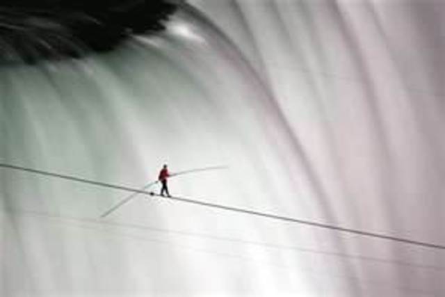 Dare-devil completes walk across Niagara Falls.