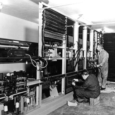 Timeline: Evolución del dispositivo básico de construcción de las computadoras (relés, tubos de vacío, transistores, microprocesadores)