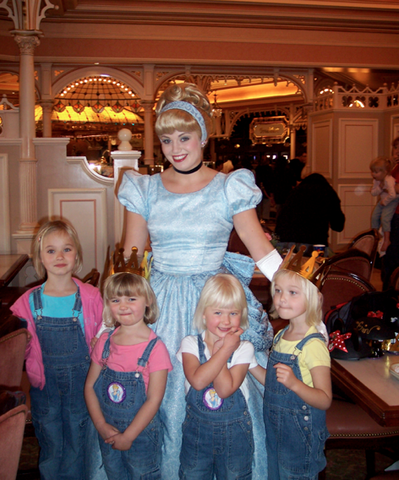 En Abril, mi familia fue a Disneyland. Fue muy divertido, y había un montón de gente.