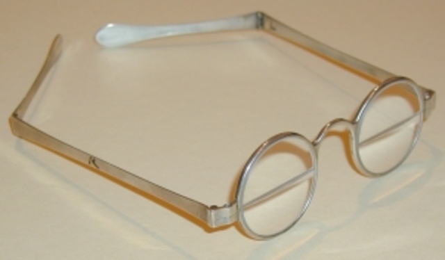 Benjamin Franklin Invents Bifocal Glasses