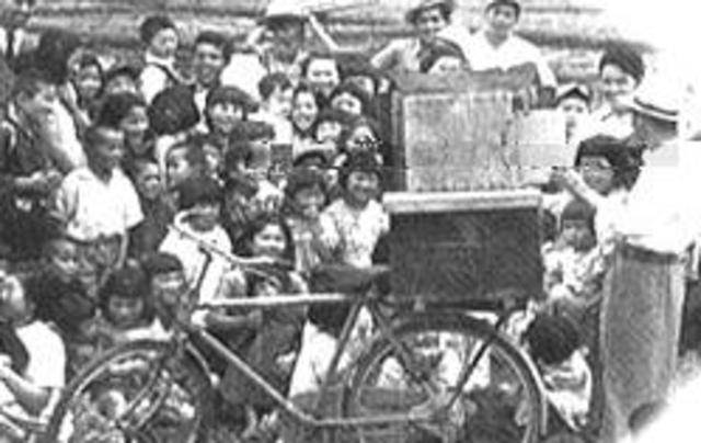 世界初の平絵紙芝居「魔法の御殿」作成・実演