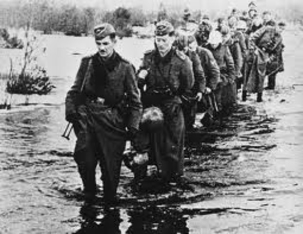 Russia withdraws from WWI