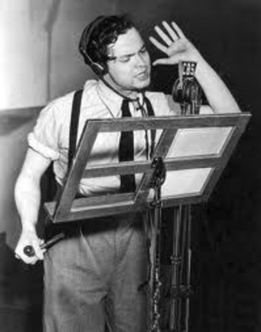 Orsen Welles broadcasts the War of the Worlds