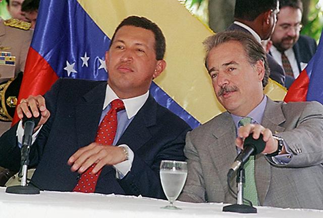 Tras varios meses de contactos con la guerrilla colombiana de las FARC, el Gobierno venezolano finaliza con éxito las negociaciones para liberar a seis personas secuestradas en Venezuela en 1999