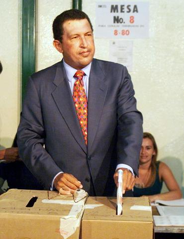 El candidato Chávez, quien encabeza las encuestas, dice que en su gobierno se respetará la propiedad privada.