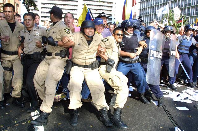 Comienza el paro general. Se detienen las negociaciones en la mesa entre el gobierno y la oposición.El gobierno dice que el paro fue un fracaso, la oposición que fue acatado en 80%.