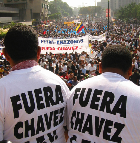 La Confederación de Trabajadores de Venezuela (CTV),  y los partidos de oposición convocan el paro general para el dos de diciembre, para obligar a Chávez a que se comprometa a una salida electoral en corto plazo.