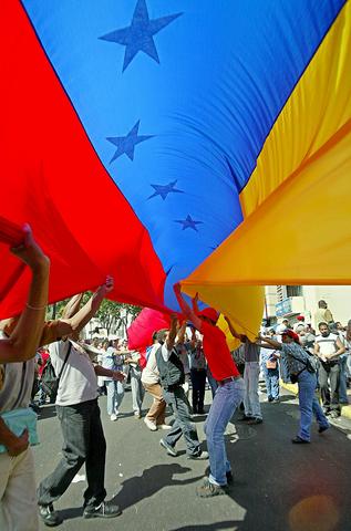 El Ejército resguarda las principales plantas de PDVSA y la población se lanza a las calles a conseguir combustible.