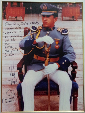 Ascendido a teniente. Conoce a Nancy Colmenares quien se convertiría en su esposa