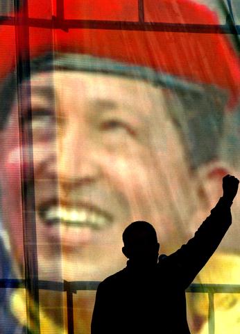 Chávez regresa al palacio presidencial de Miraflores y asume de nuevo la Presidencia.