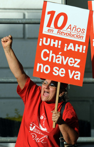 La reforma a la Constitución propuesta por Chávez, que incluye la reelección ilimitada, es rechazada en referéndum.