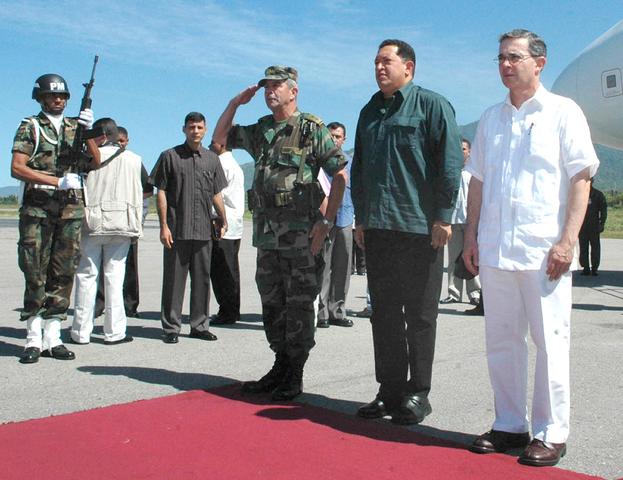 En la cuarta cumbre de las Américas y con motivo de las diferencias por el ALCA, Chávez la emprende contra el presidente Vicente Fox llamándolo “cachorro del imperio’’. El gobierno mexicano retiró a su embajador esperando una disculpa formal. Chávez conge