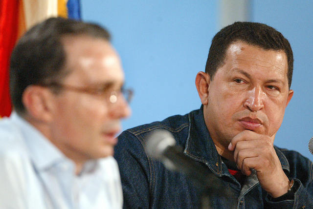 A lo largo de este mes, el gobierno colombiano denuncia que en enero de 2007 el jefe guerrillero Iván Márquez envió varios correos electrónicos en los que afirmaba que los generales venezolanos Cliver Alcalá y Hugo Armando Carvajal le entregarían lanzacoh