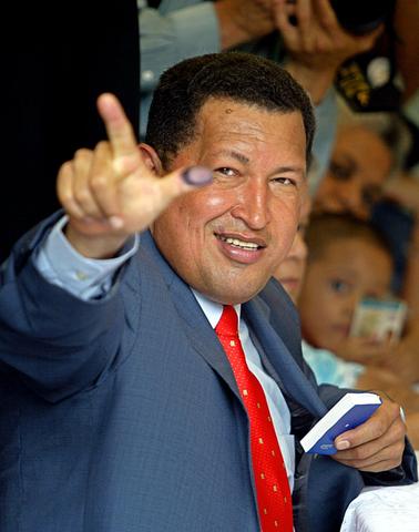 La televisión cubana difunde un video de Chávez junto a Fidel Castro.