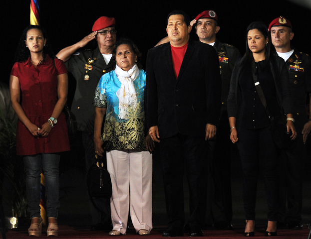 Chávez admite haber sido sometido una operación a causa de un cáncer en un hospital de La Habana, Cuba.