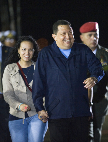 Chávez viaja a La Habana para iniciar un tratamiento de quimioterapia tras una operación de cáncer en la zona cervical. Programa una estancia de tres días en la capital cubana.