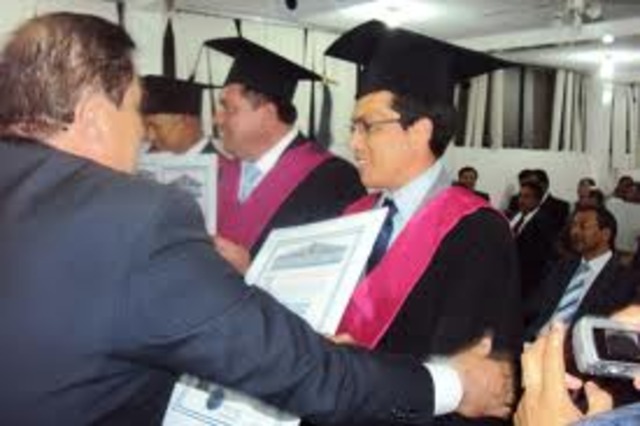 Mi padre se gradua de la Universidad