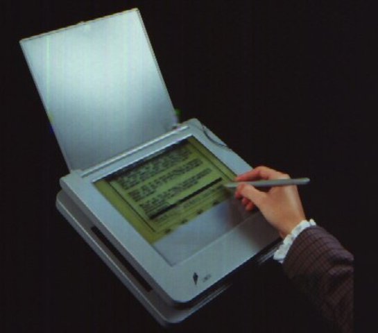 Premier terminal sans clavier et premier ordinateur portable à écran tactile avec un stylet