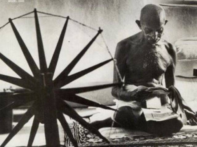 Gandhi es fa la seva pròpia roba