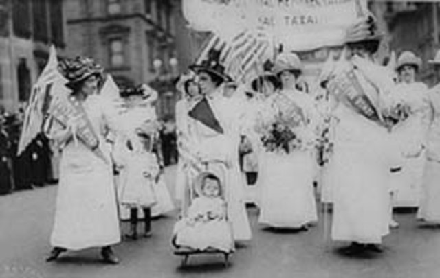 Suffragist parade down 5th Street 10,000 people