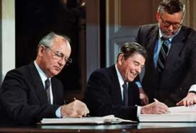 Reagan and Gorbachev sign treaty
