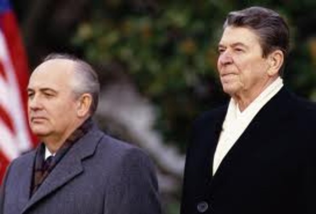Reagan and Gorbachev sign treaty