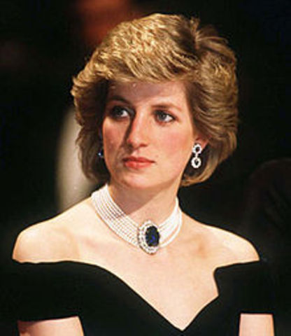 Diana Spencer, Princess of Wales, dies in car crash in Paris at 36