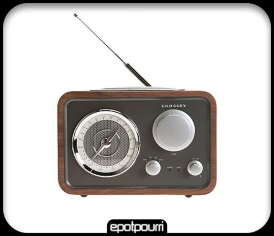 FM begins broadcasting in the United States