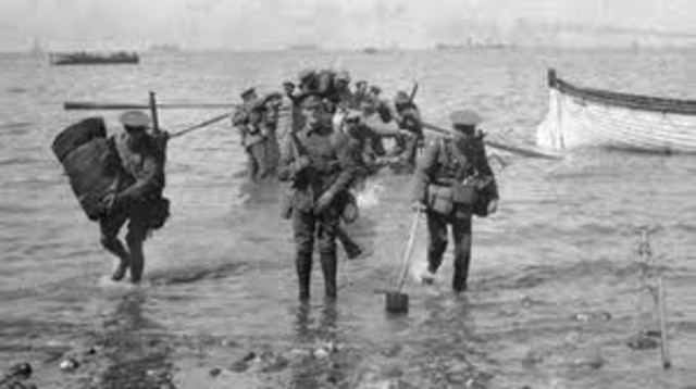 wwi(Australian headquarters staff wading ashore at Gallipoli, 1915)