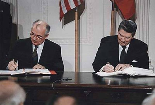 Reagan and Gorbachev sign treaty