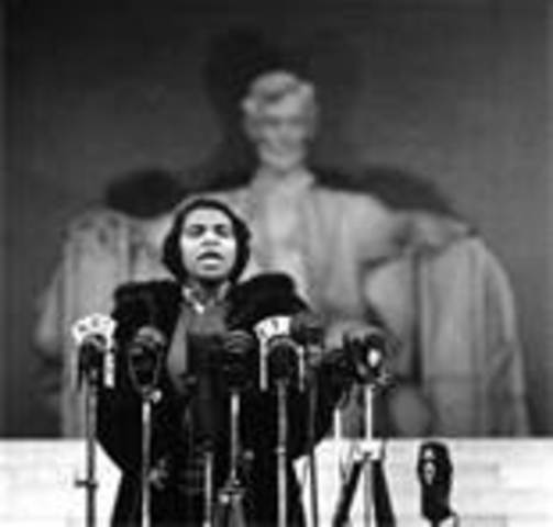 Marian Anderson sings at Lincoln Memorial