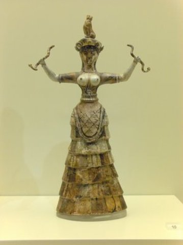 Escultura de la Diosa de las serpientes.